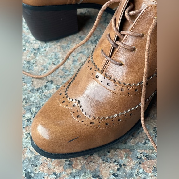 Vintage Inspired Leather Lace-Up Oxford Wingtip Platform Pumps With Rubber Sole - Picture 2 of 8